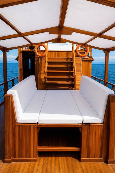 Cubierta lounge del barco privado en Komodo