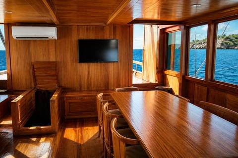 Salón comedor del crucero por Komodo